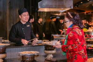 khu bếp mở phục vụ thực khách buffet Sen Tây Hồ