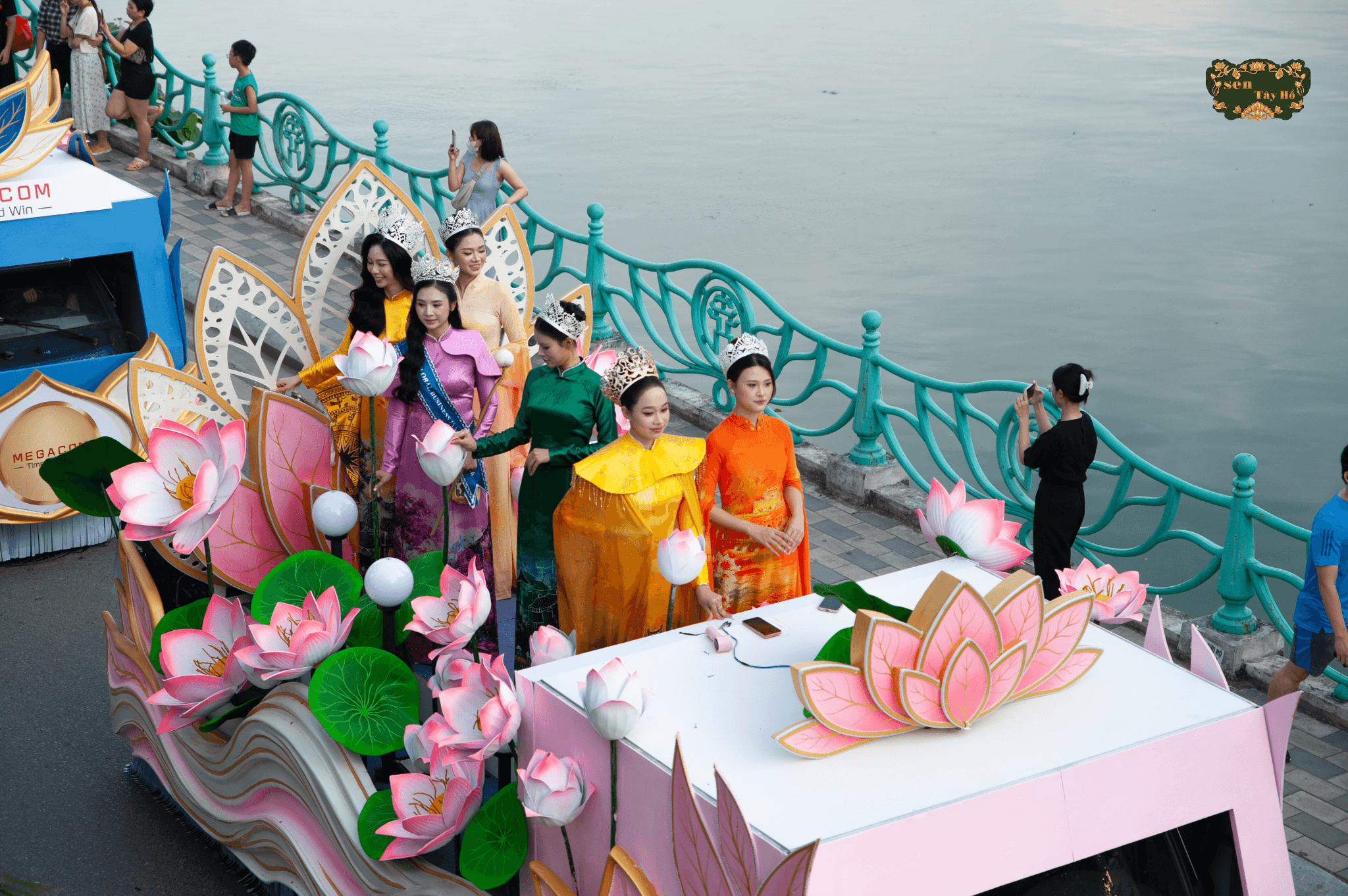 Diễu hành nghệ thuật: Sắc Sen Tây Hồ - Hà Nội (Ảnh: Khu Văn Hoá Ẩm Thực Sen Tây Hồ)