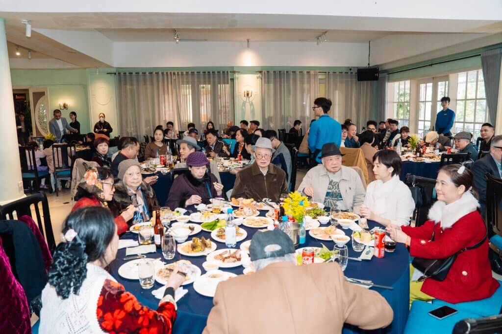 Bàn tiệc có khách lớn tuổi - Buffet Sen Tây Hồ
