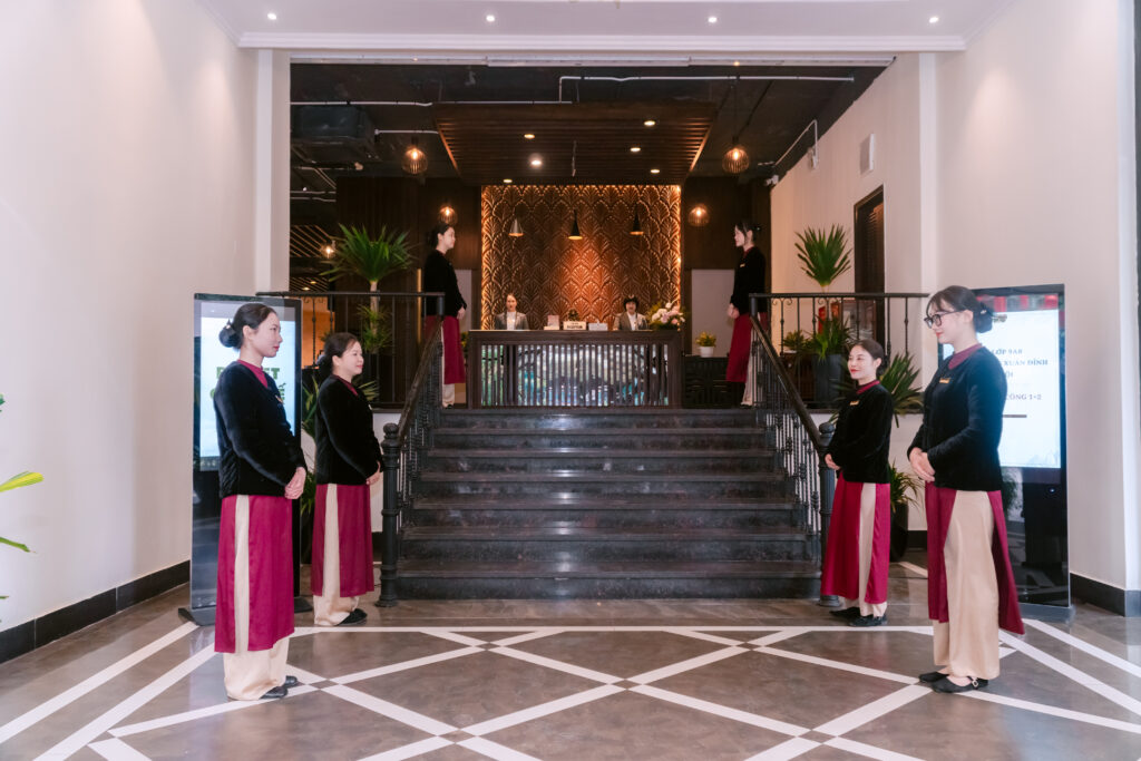 Nhân viên Lễ Tân đón khách khu Buffet Sen Tây Hồ